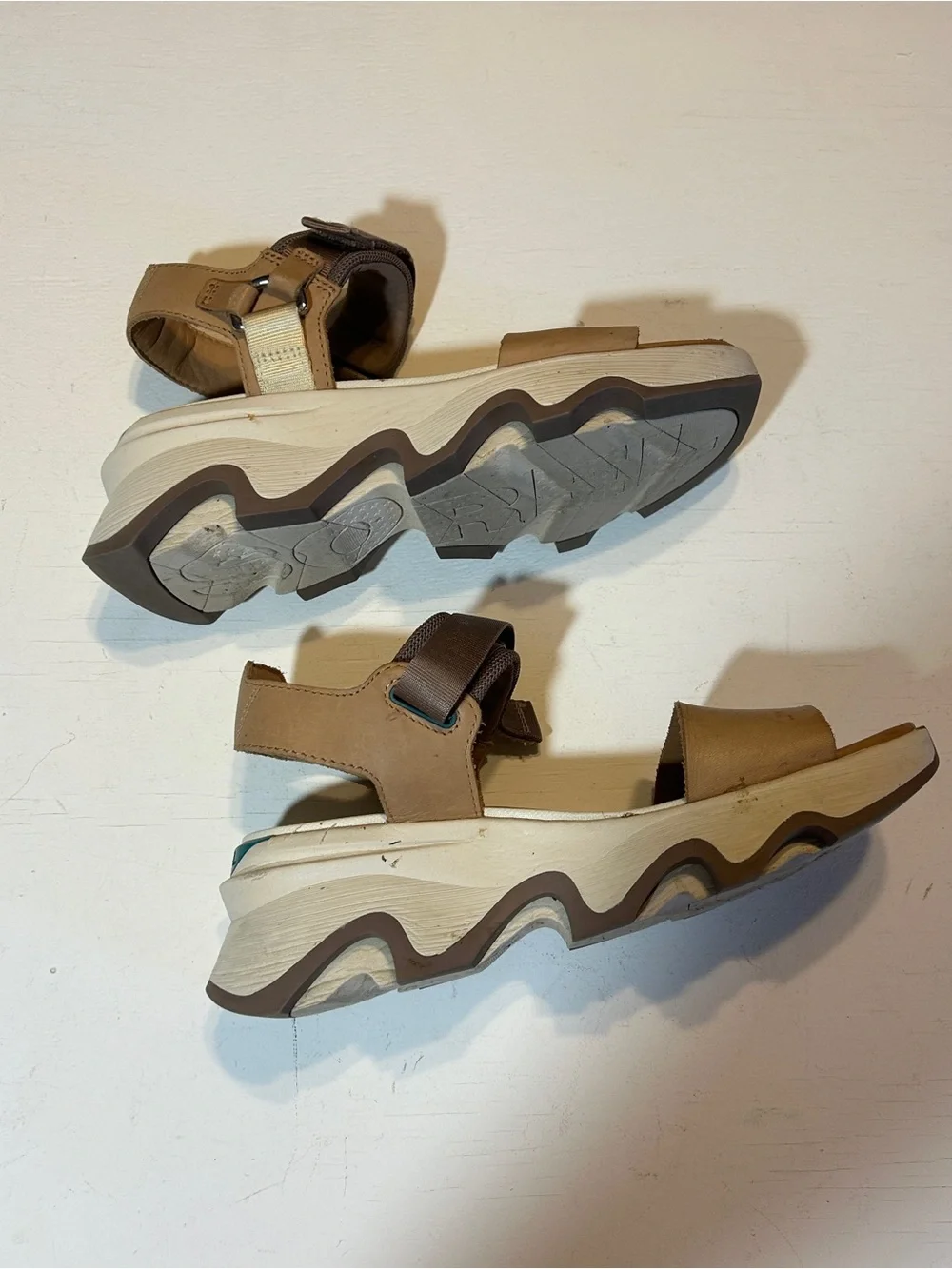 Sorel Kinetic Impact Y-Strap Sandals Women’s Size 7 Beige Leather Platform Sport